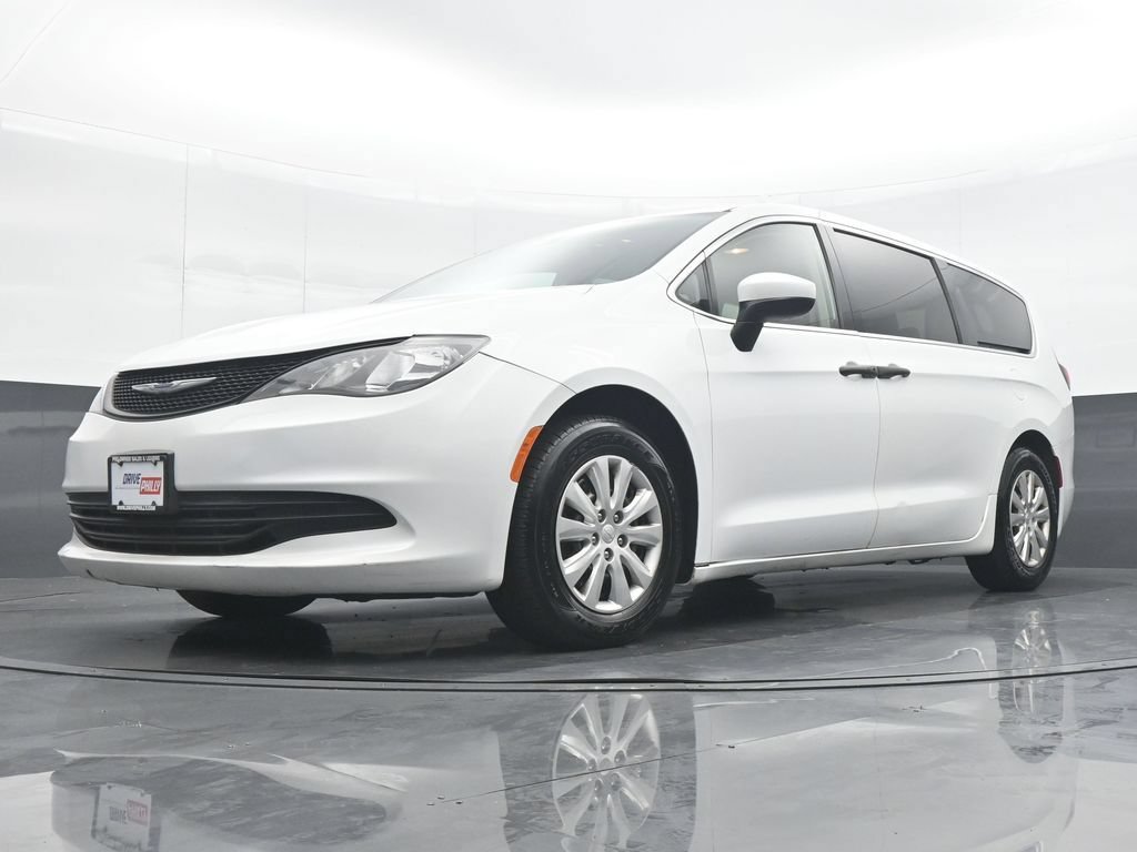 Used 2020 Chrysler Voyager L FWD image 27