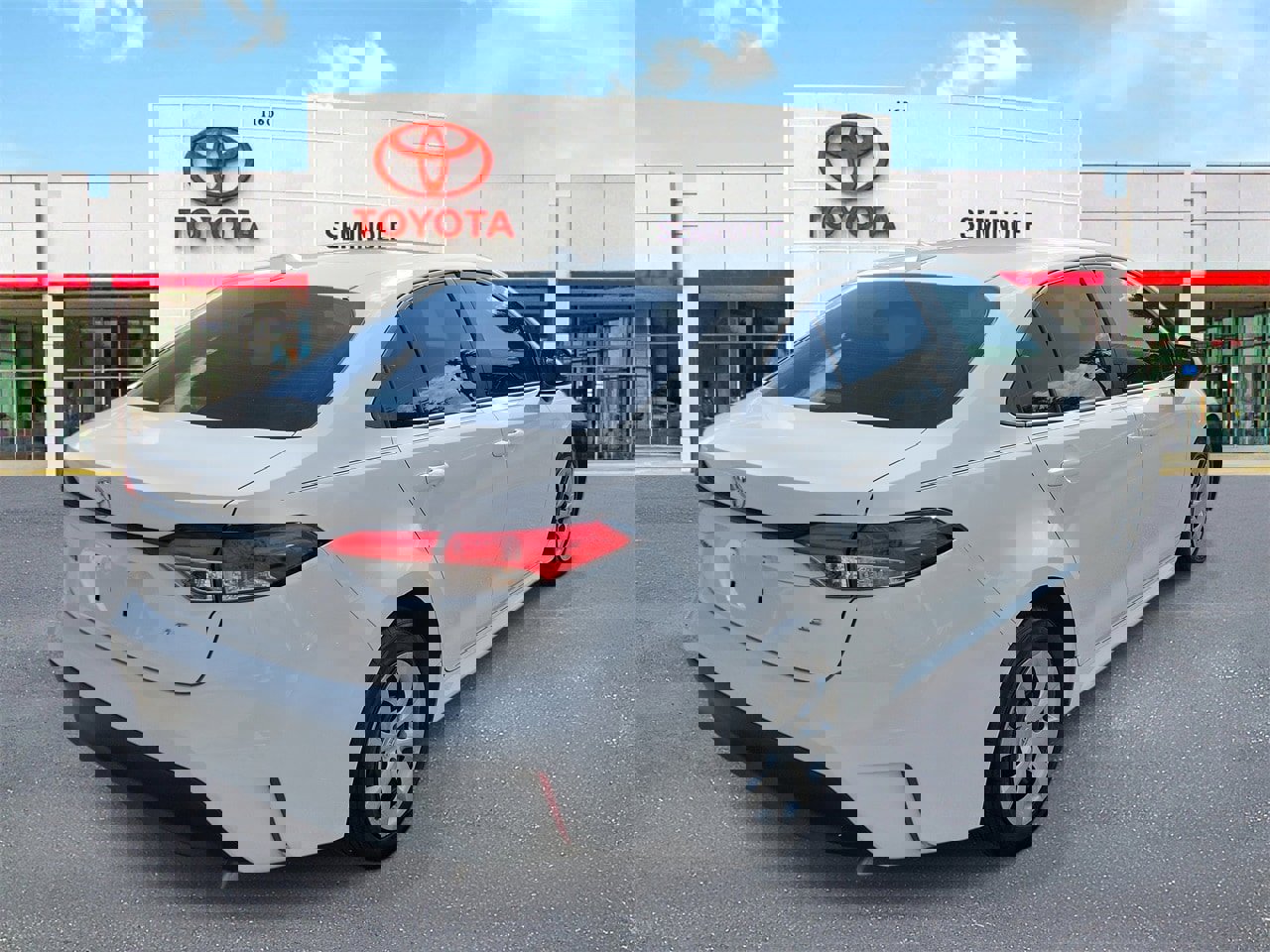 Used 2023 Toyota Corolla LE image 3