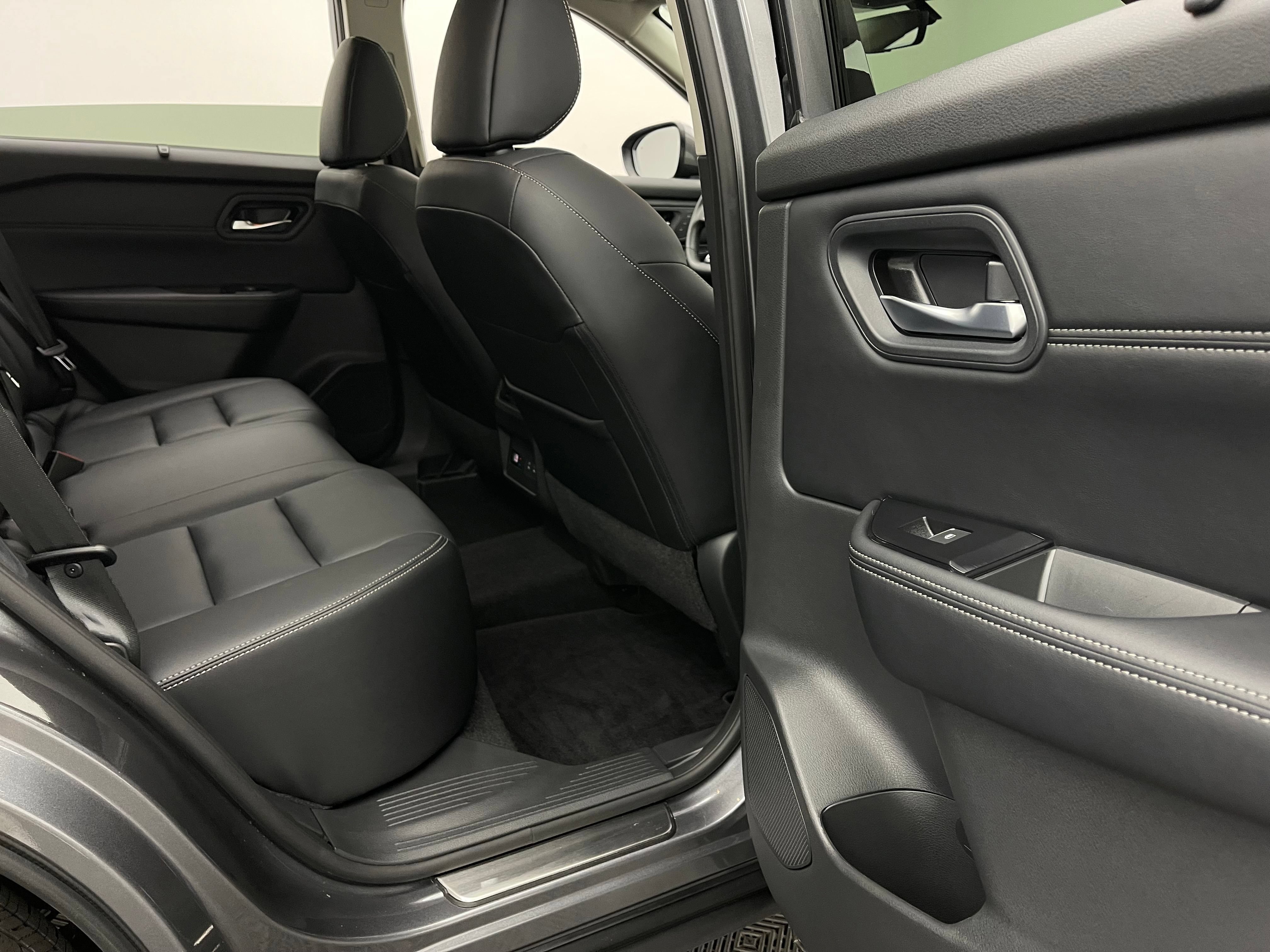 Used 2024 Nissan Rogue SL w/ SL Premium Package FWD image 39