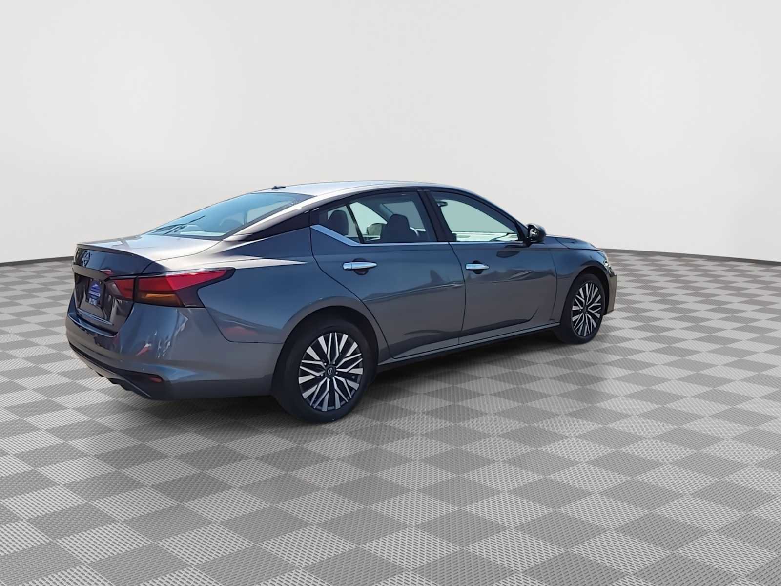 Used 2025 Nissan Altima 2.5 SV FWD image 8