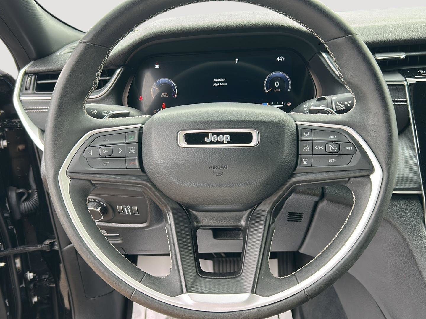 Used 2023 Jeep Grand Cherokee L Laredo image 12