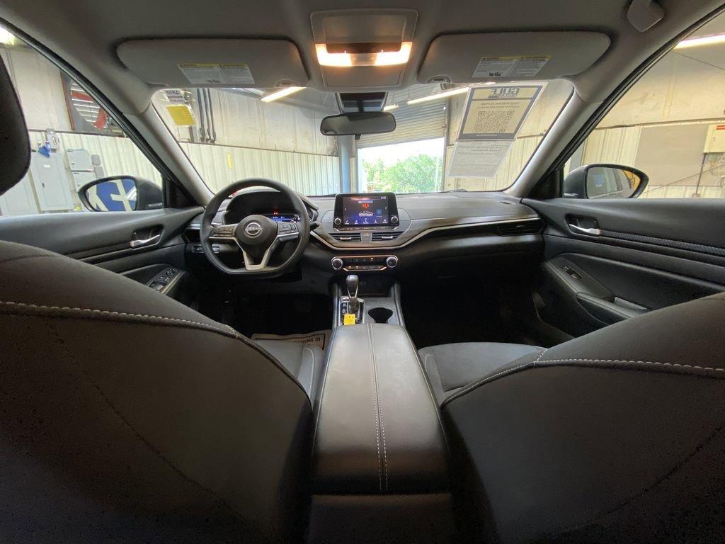 Used 2025 Nissan Altima 2.5 SV FWD image 17