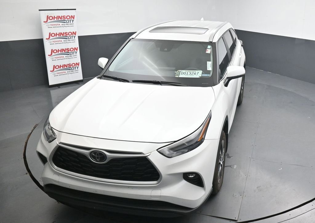 Used 2024 Toyota Highlander XLE AWD/4WD image 12