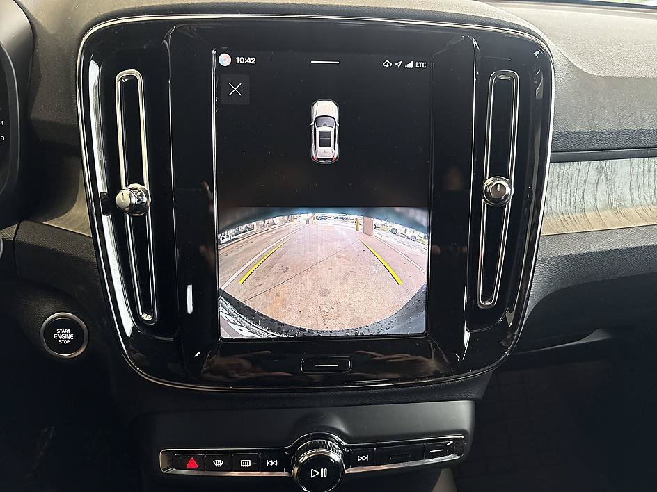 Used 2023 Volvo XC40 B5 Core AWD/4WD image 16