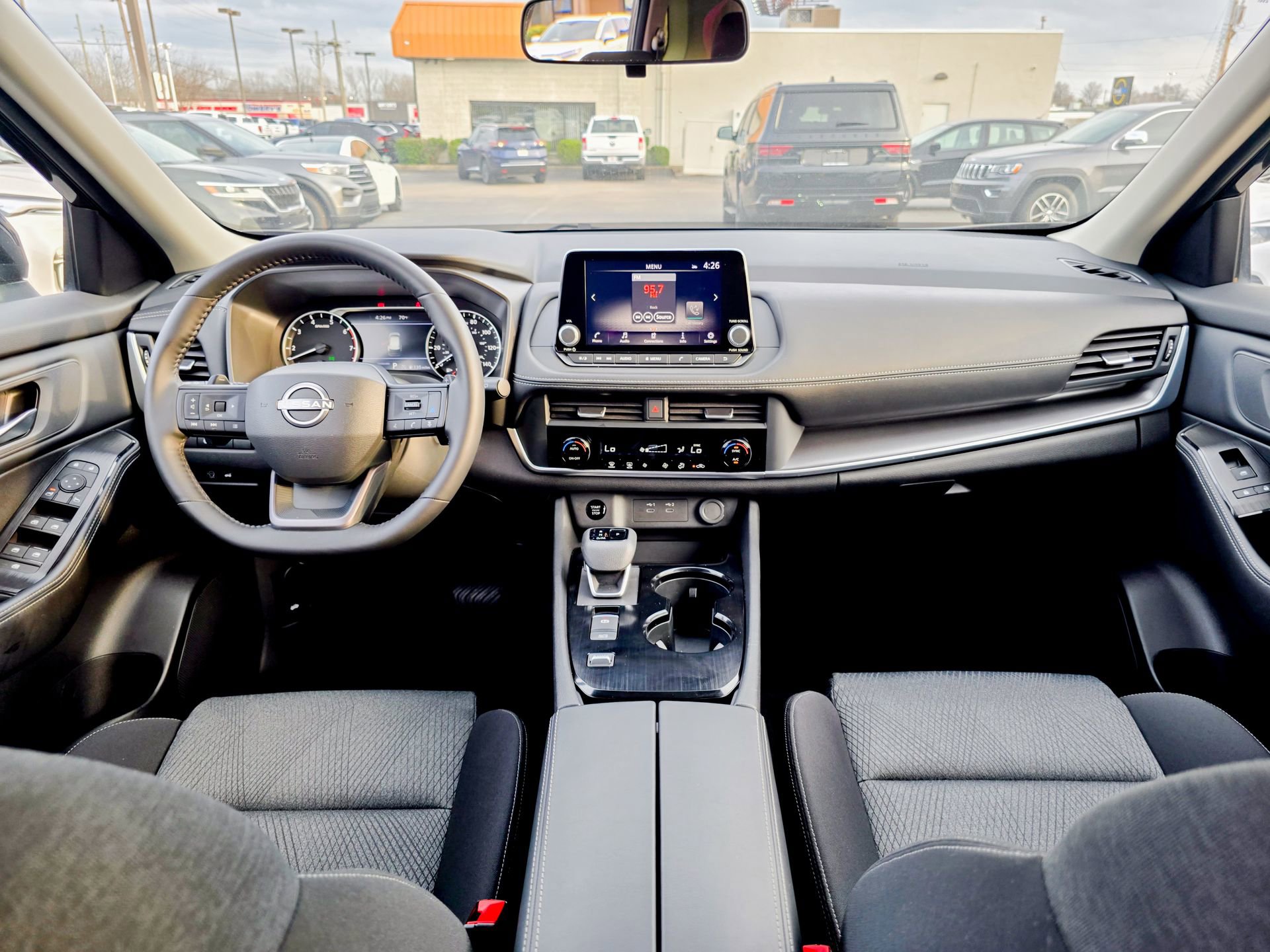 Used 2025 Nissan Rogue SV FWD image 27