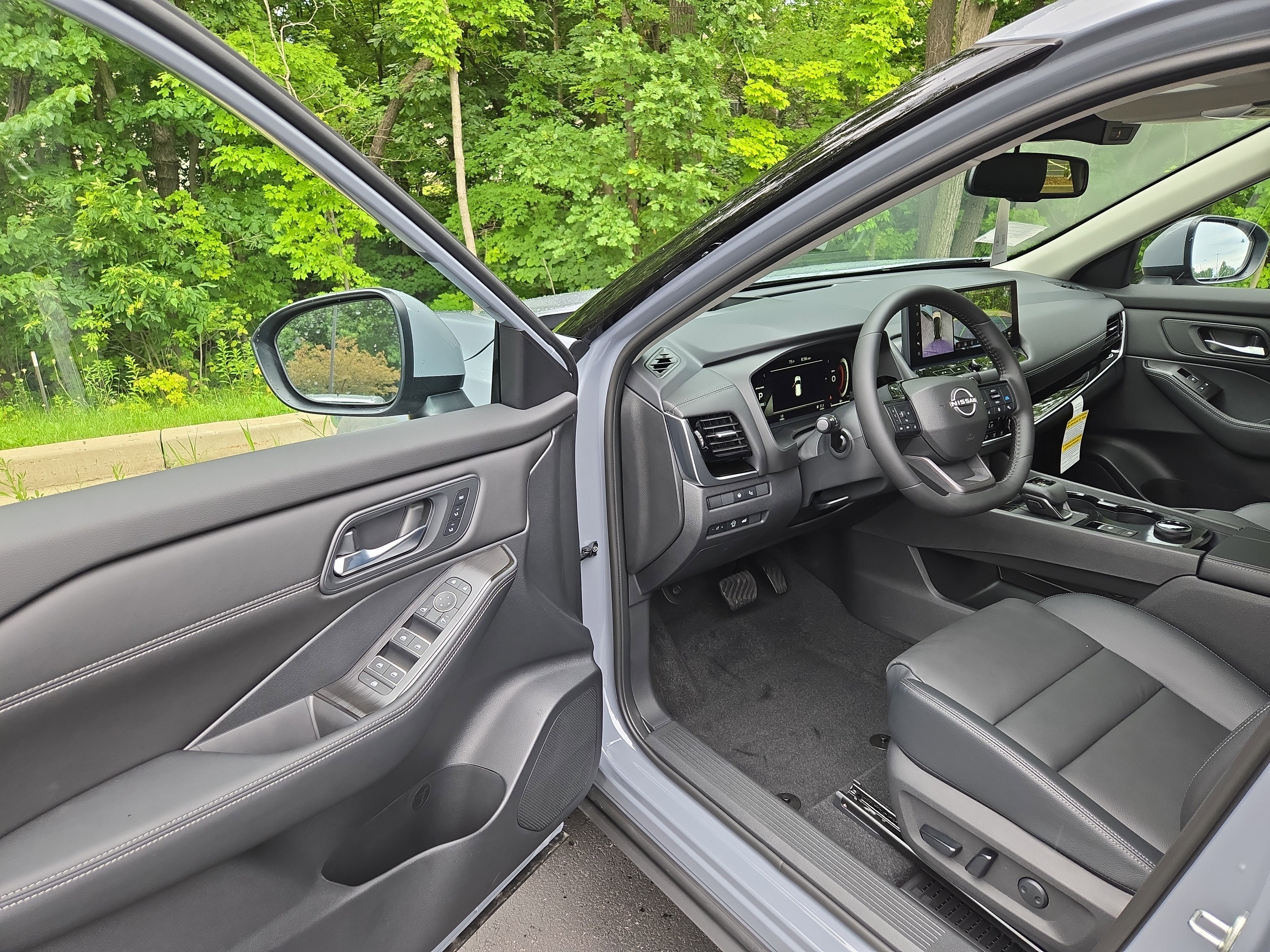 New 2025 Nissan Rogue SL w/ Tech Package image 10