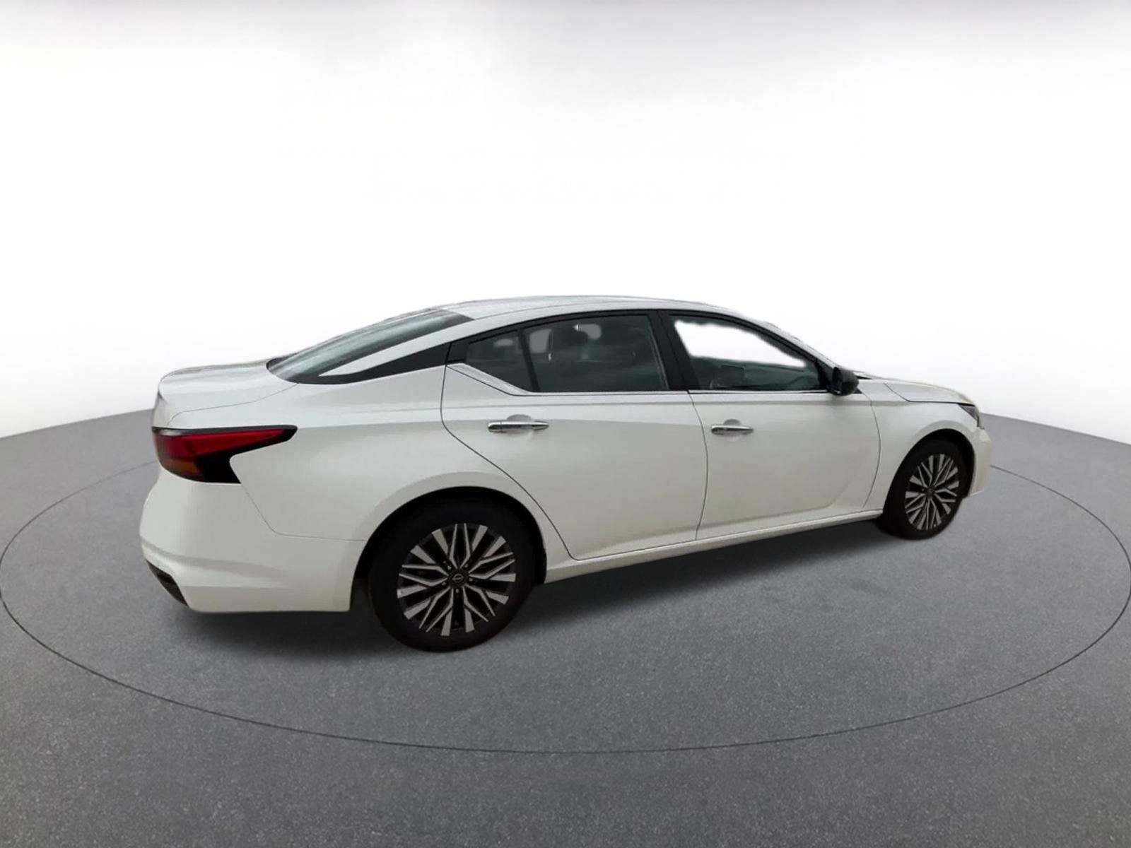 Used 2025 Nissan Altima 2.5 SV FWD image 12