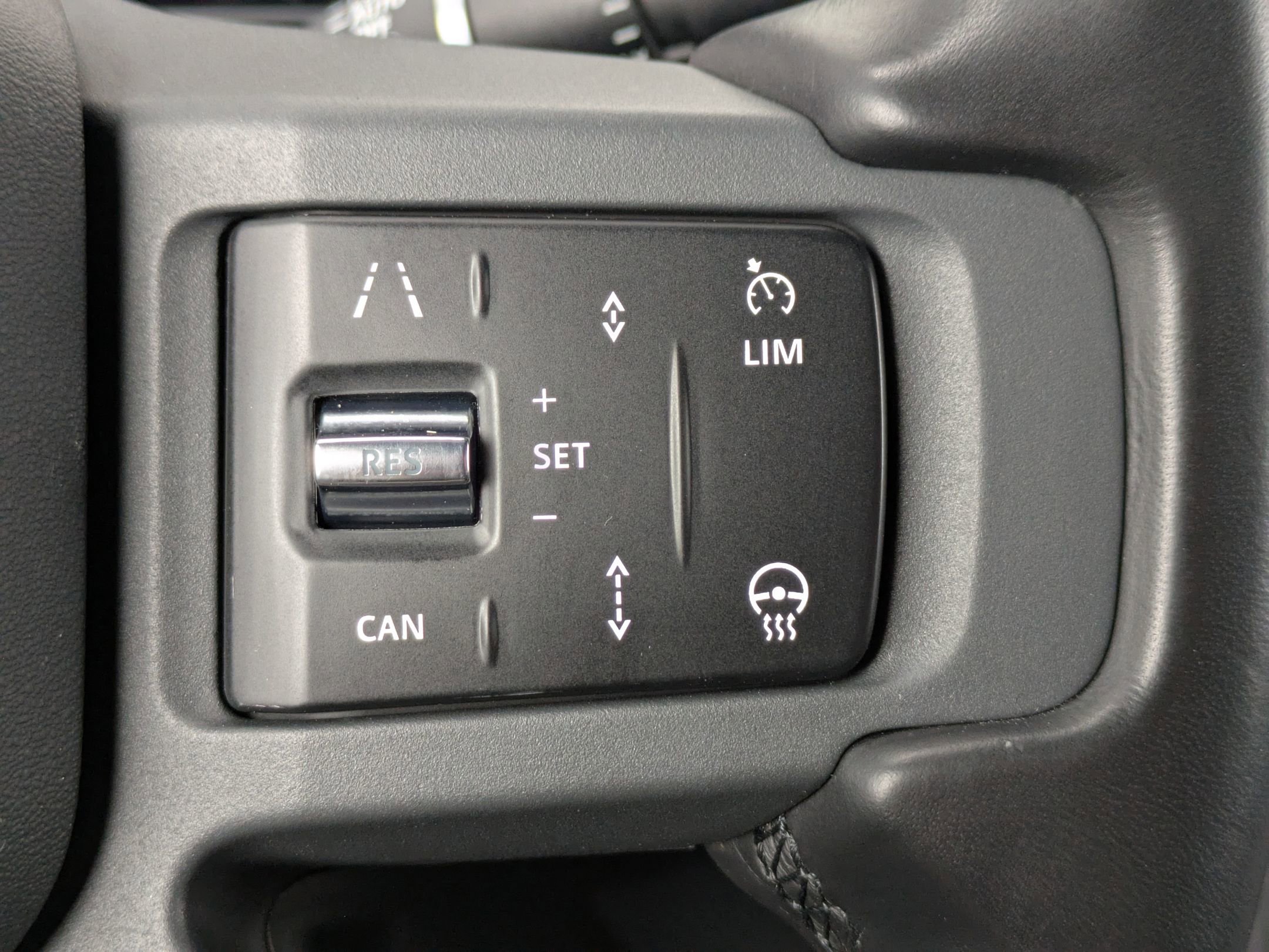 Used 2024 Land Rover Defender 130 X-Dynamic SE image 15