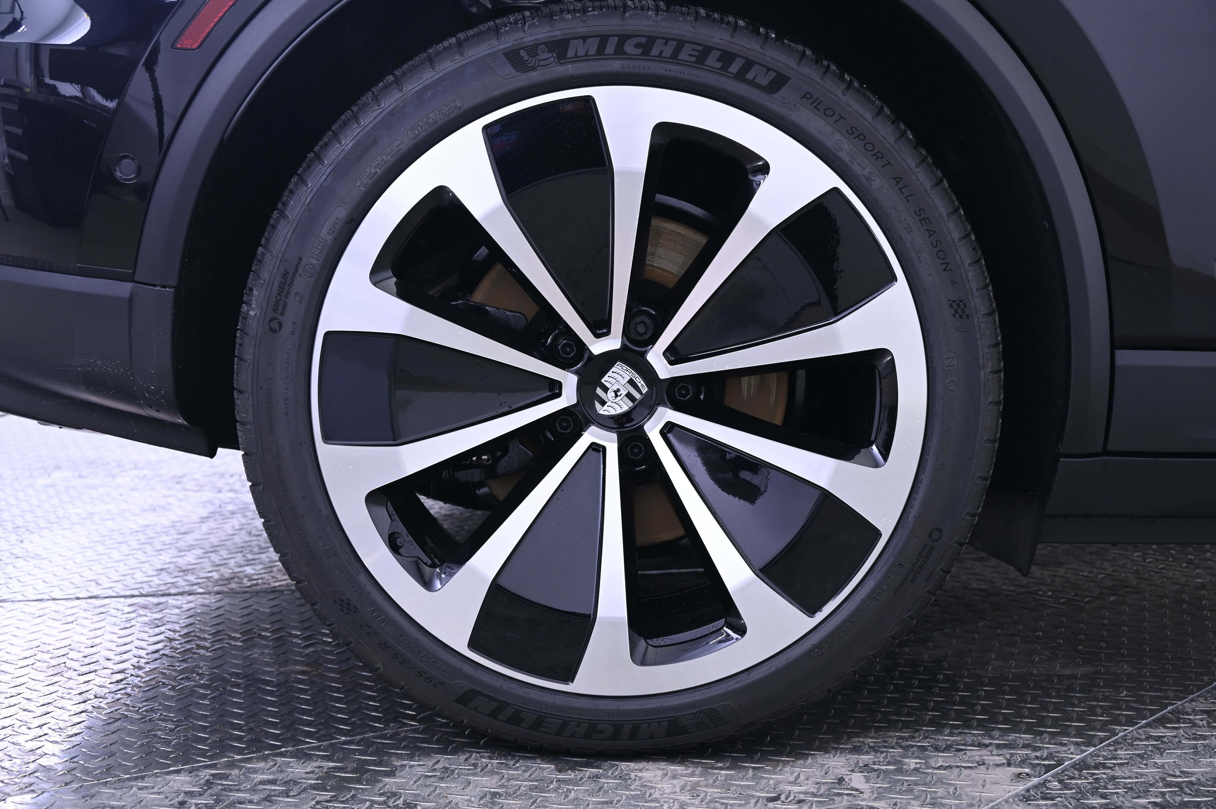 Certified 2025 Porsche Macan 4 Electric AWD/4WD image 13