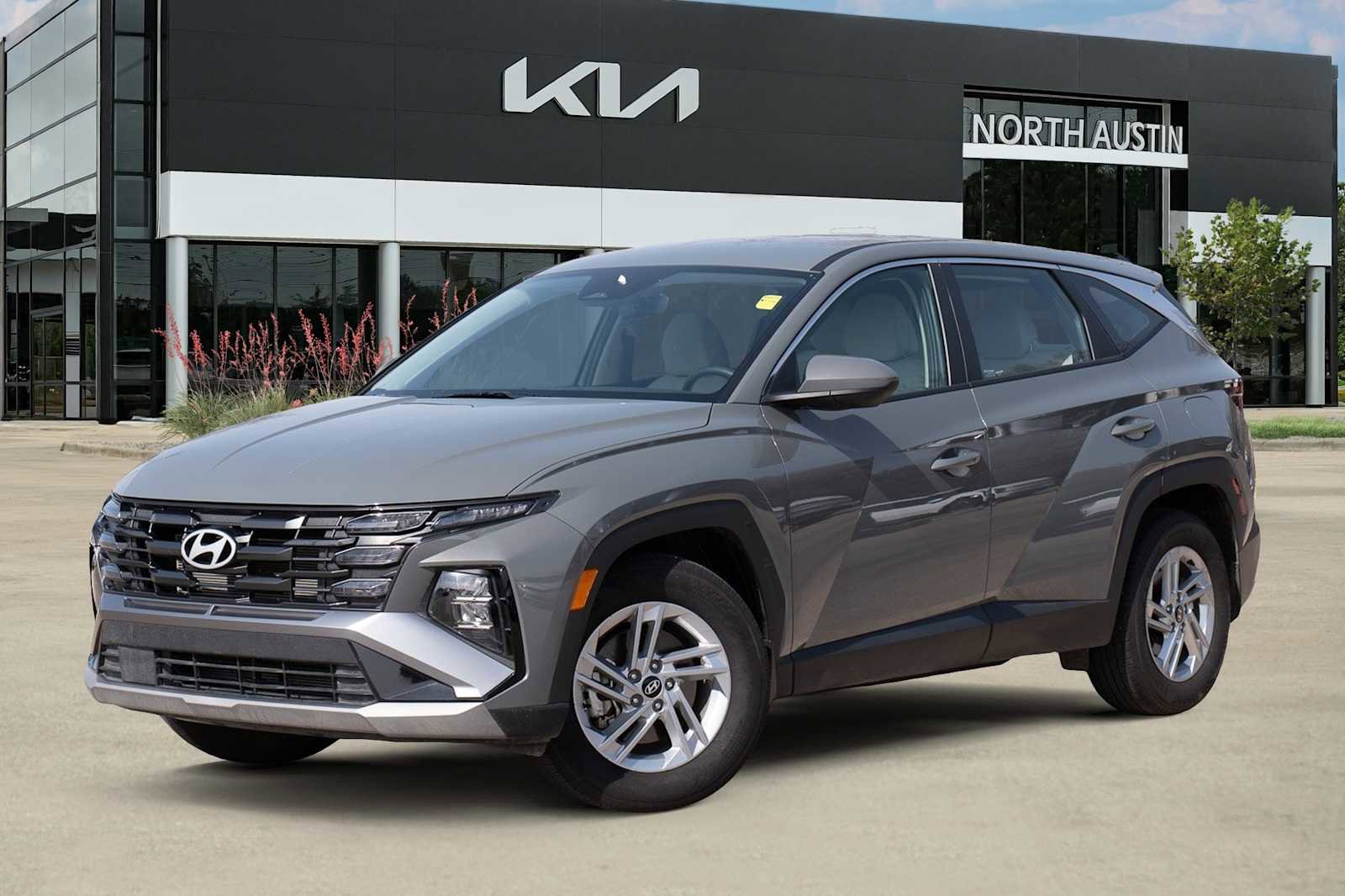 Used 2025 Hyundai Tucson SE image 1