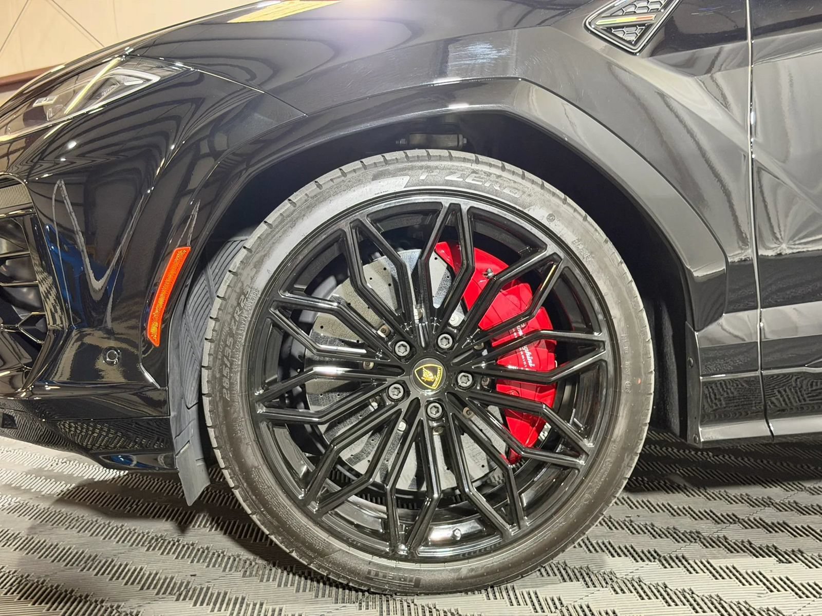 Used 2025 Lamborghini Urus SE AWD/4WD image 39