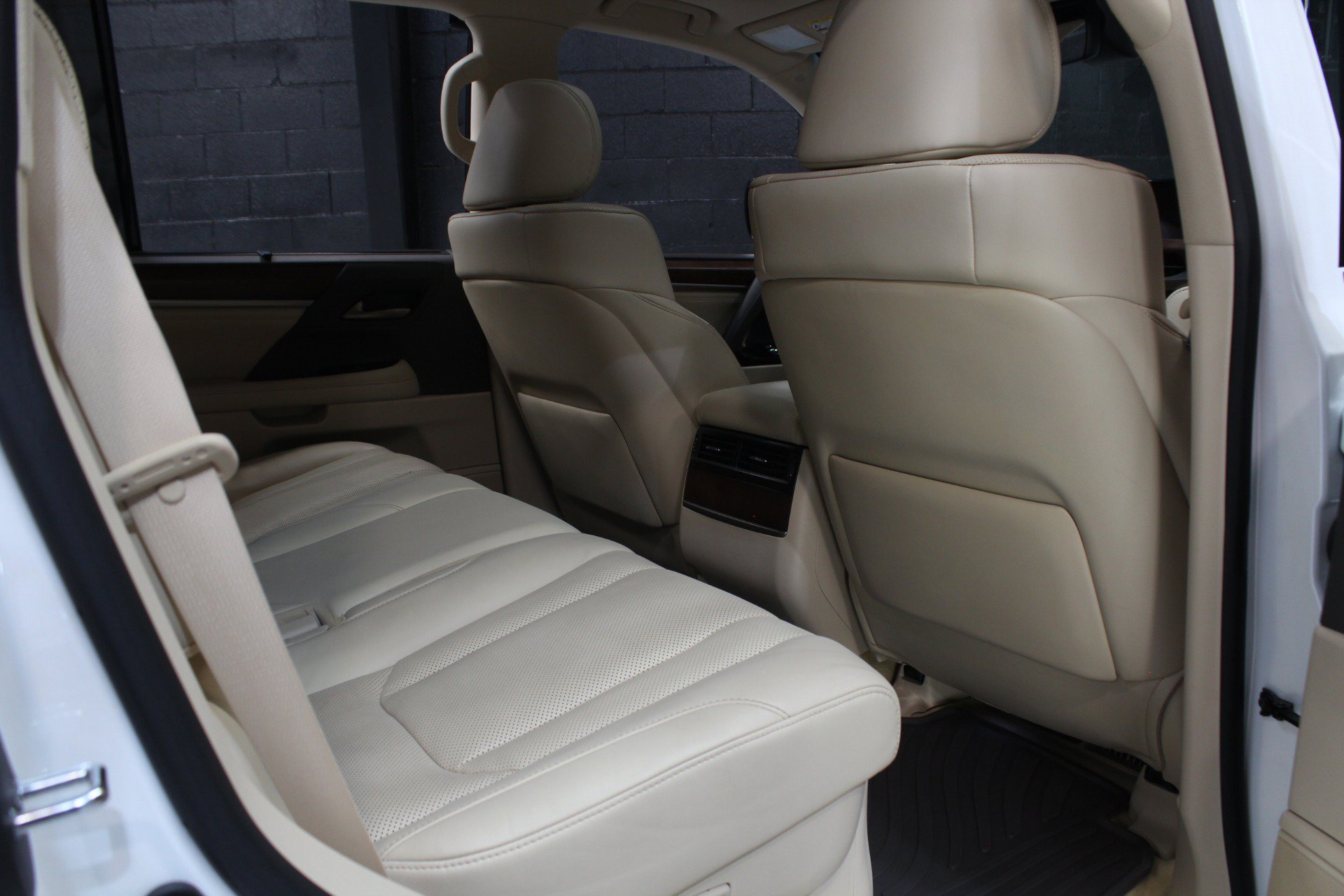 Used 2021 Lexus LX 570 4WD w/ Luxury Package image 47