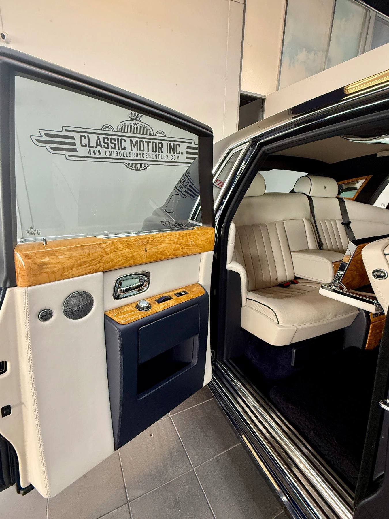 Used 2009 Rolls-Royce Phantom Sedan RWD image 17