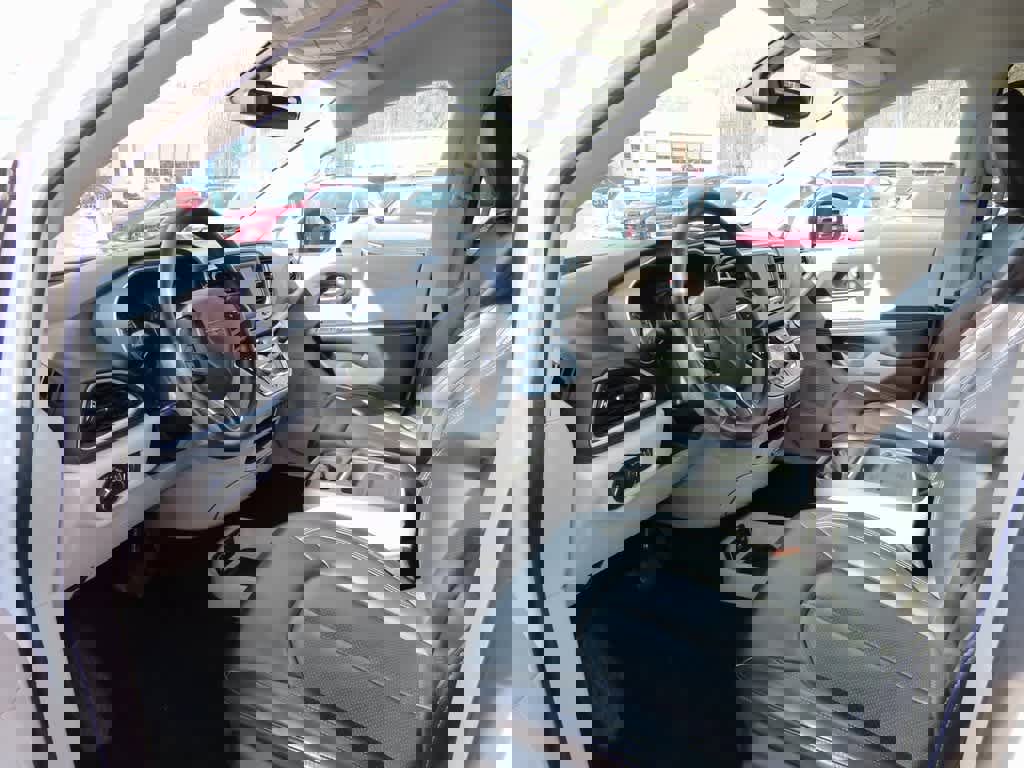 Used 2021 Chrysler Voyager Lxi image 2