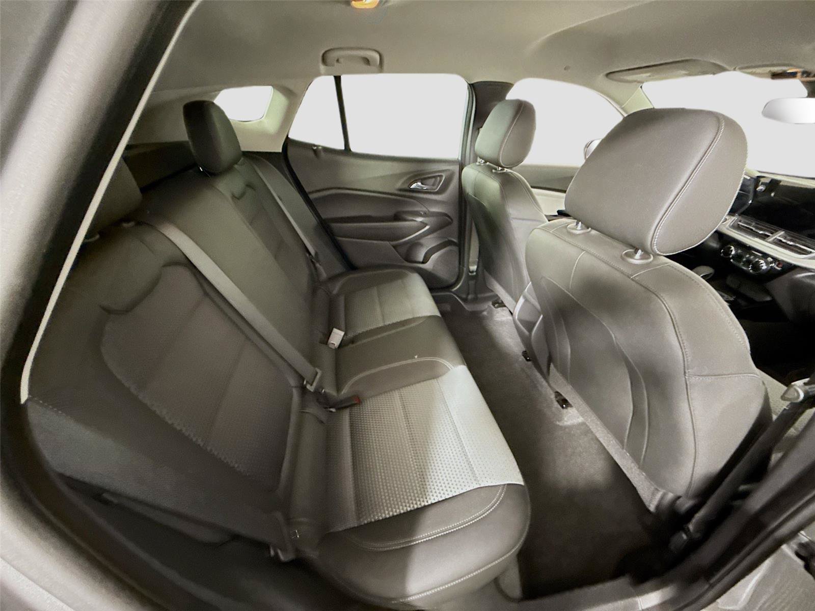 Used 2025 Chevrolet Trax LT FWD image 17