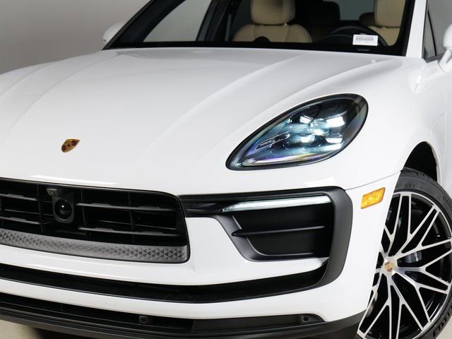 Certified 2026 Porsche Macan AWD/4WD image 32