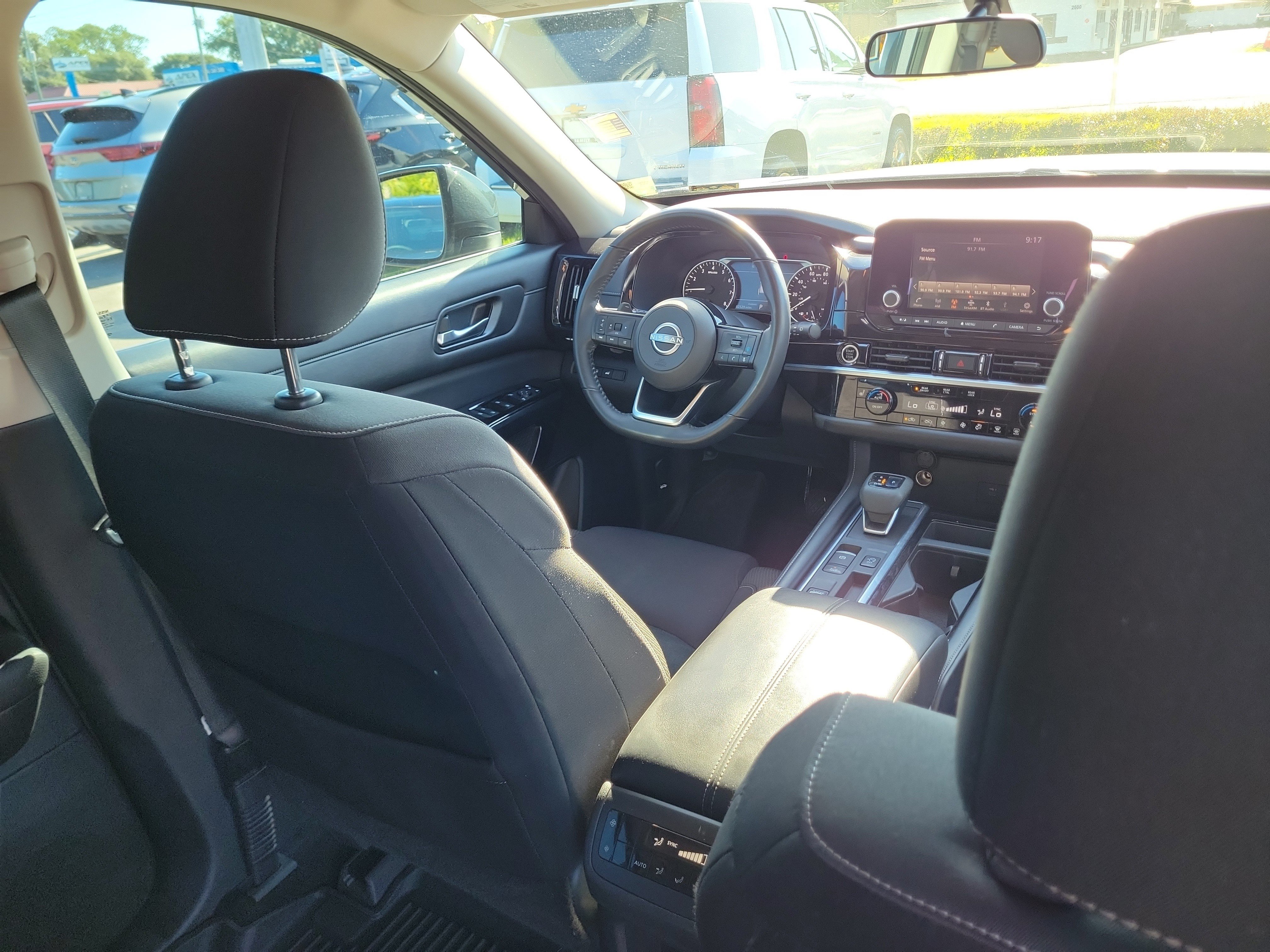 Used 2022 Nissan Pathfinder SV w/ SV Premium Package FWD image 13