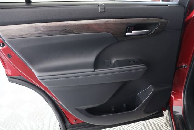 Used 2024 Toyota Highlander Platinum image 28