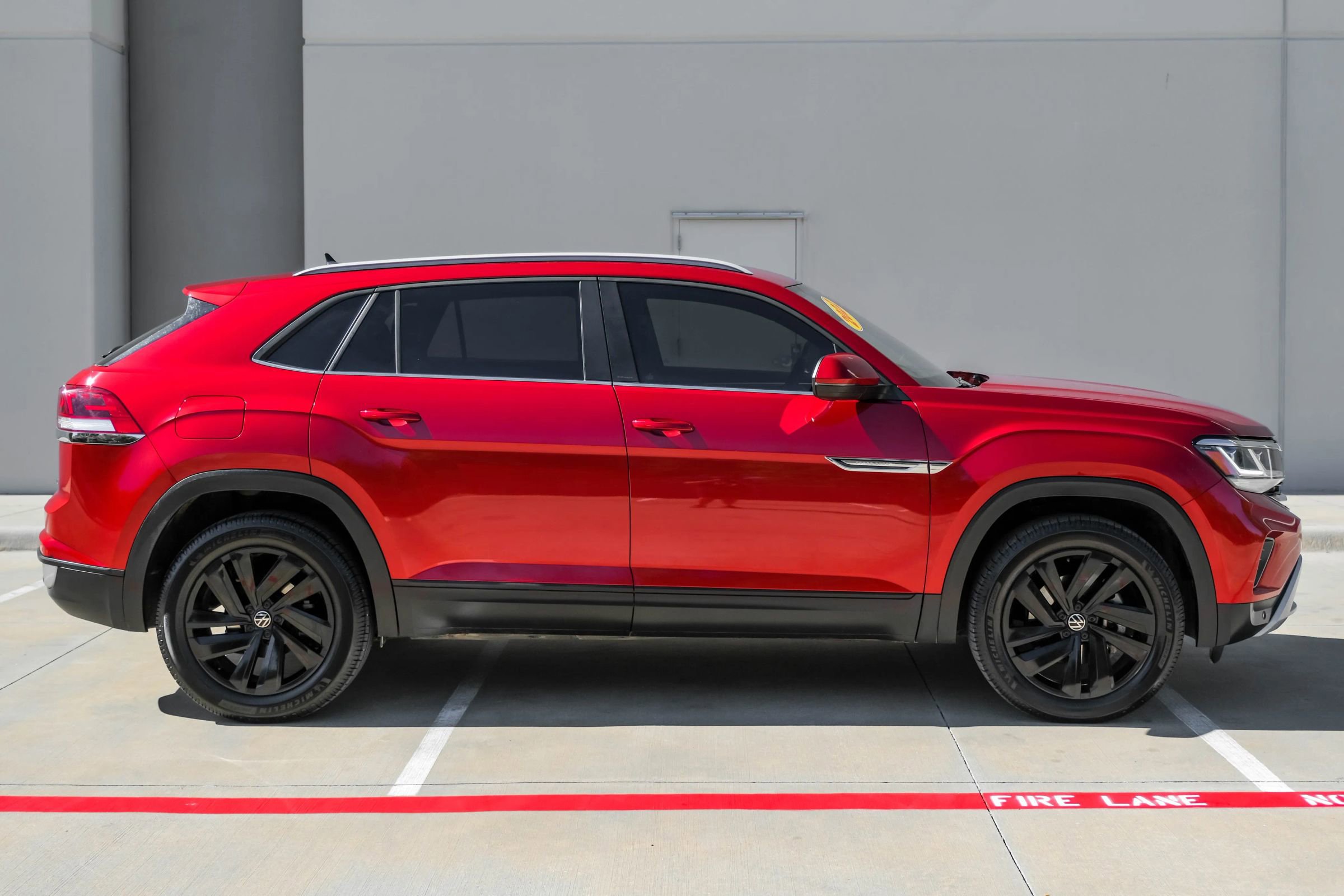 Used 2022 Volkswagen Atlas Cross Sport SE w/ Panoramic Sunroof Package image 2