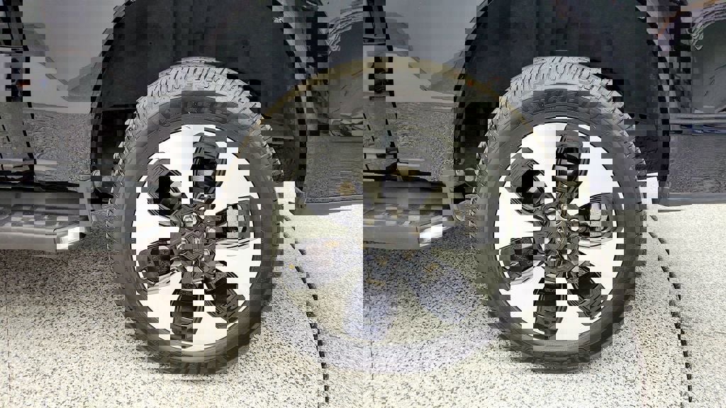 Used 2023 Ford F150 Lightning Platinum image 9