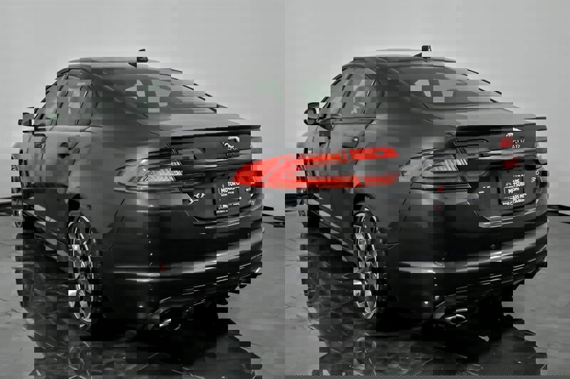 Used 2015 Jaguar XF Portfolio image 8