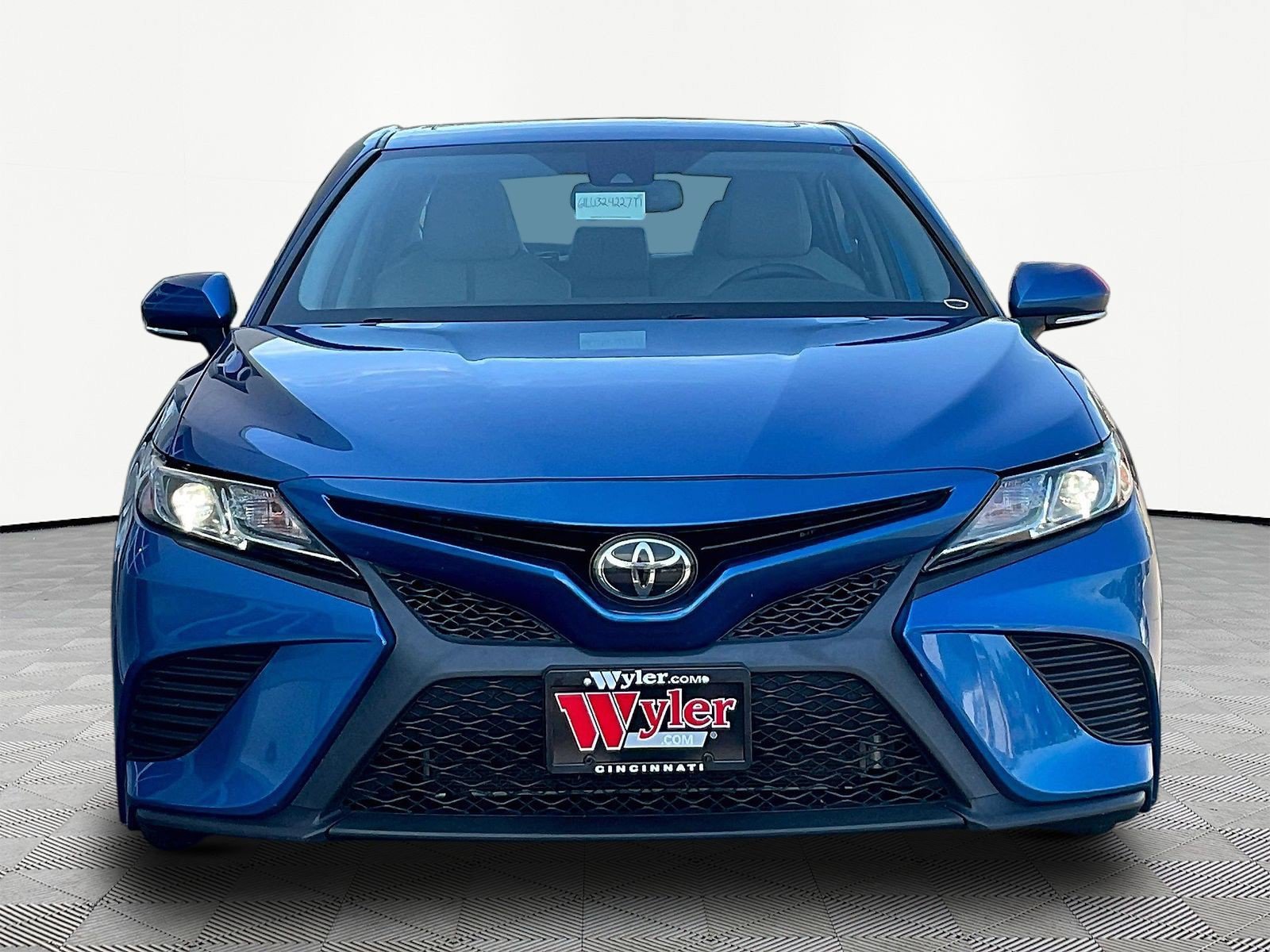 Used 2020 Toyota Camry SE w/ Convenience Package FWD image 2