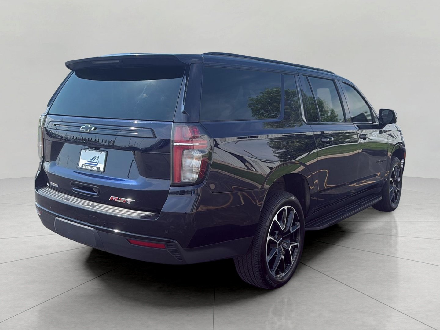 Used 2023 Chevrolet Suburban RST w/ Luxury Package AWD/4WD image 4