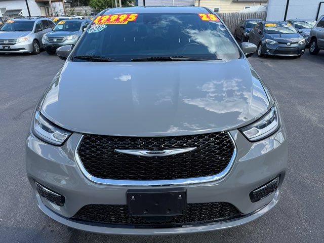Used 2023 Chrysler Pacifica Touring FWD image 2