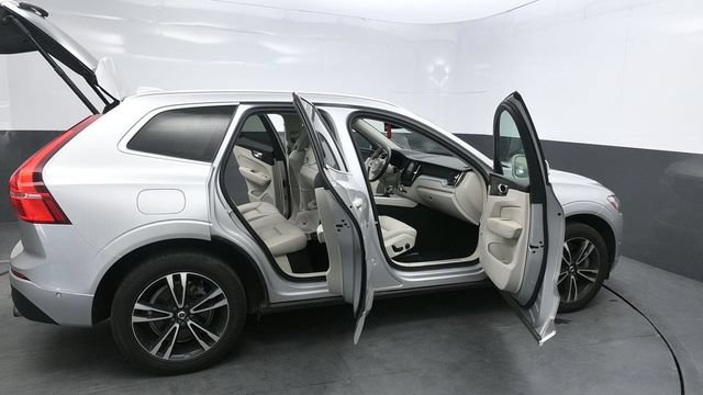 Used 2019 Volvo XC60 T6 Momentum w/ Multimedia Package AWD/4WD image 9
