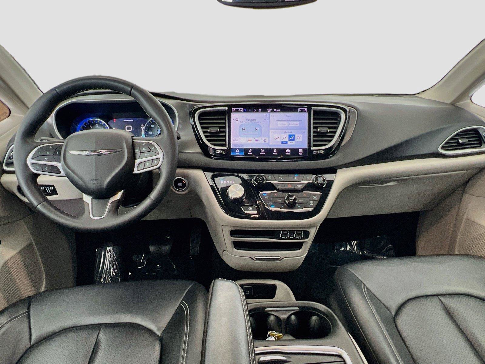 Used 2024 Chrysler Pacifica Touring-L FWD image 31