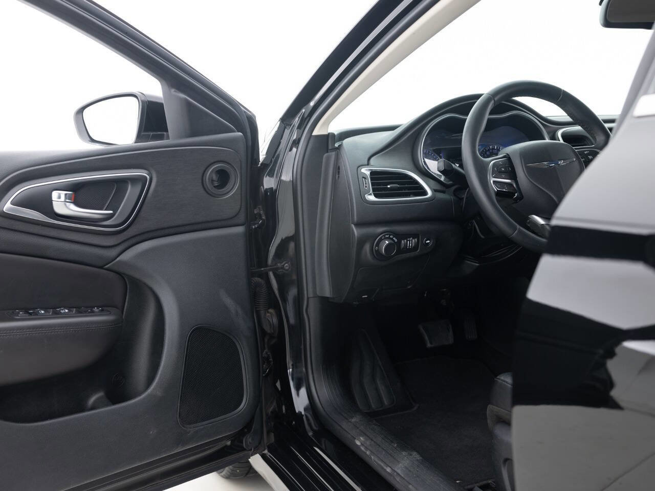 Used 2017 Chrysler 200 Limited Platinum FWD image 24