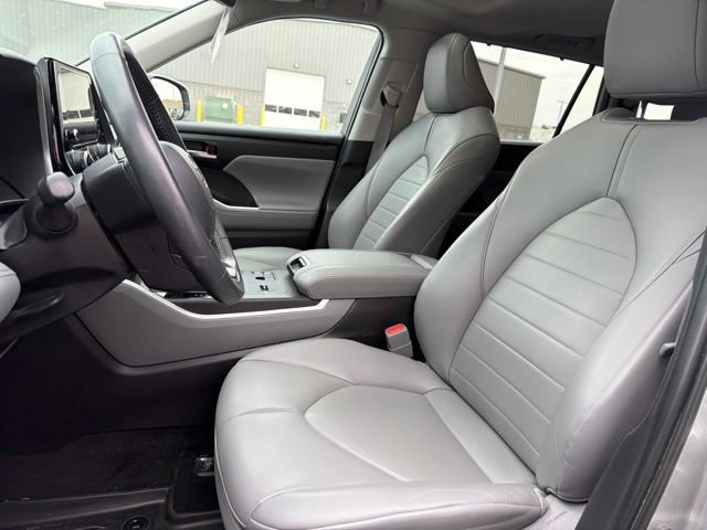 Used 2023 Toyota Highlander XLE FWD image 15