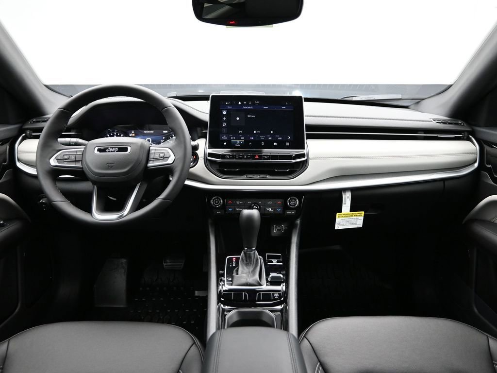 Used 2025 Jeep Compass Limited image 19