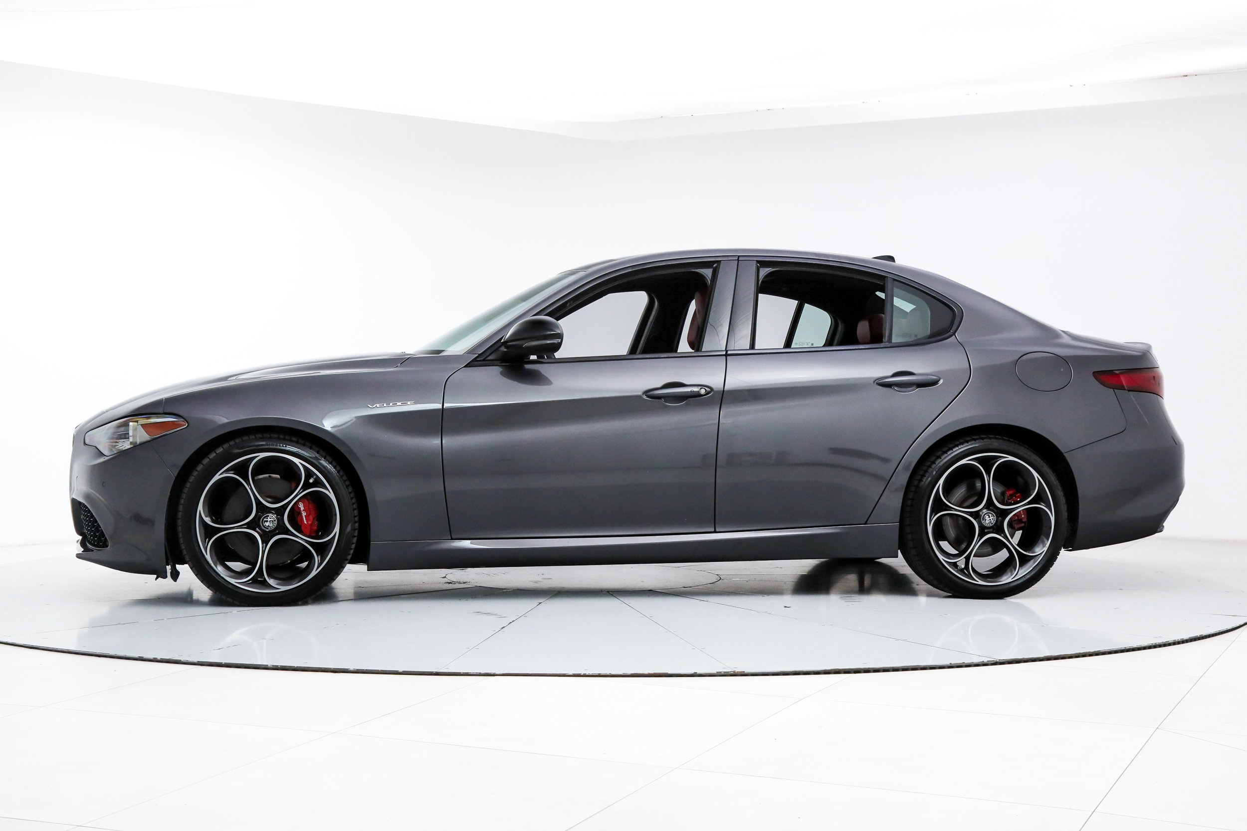 Used 2023 Alfa Romeo Giulia Veloce RWD image 2