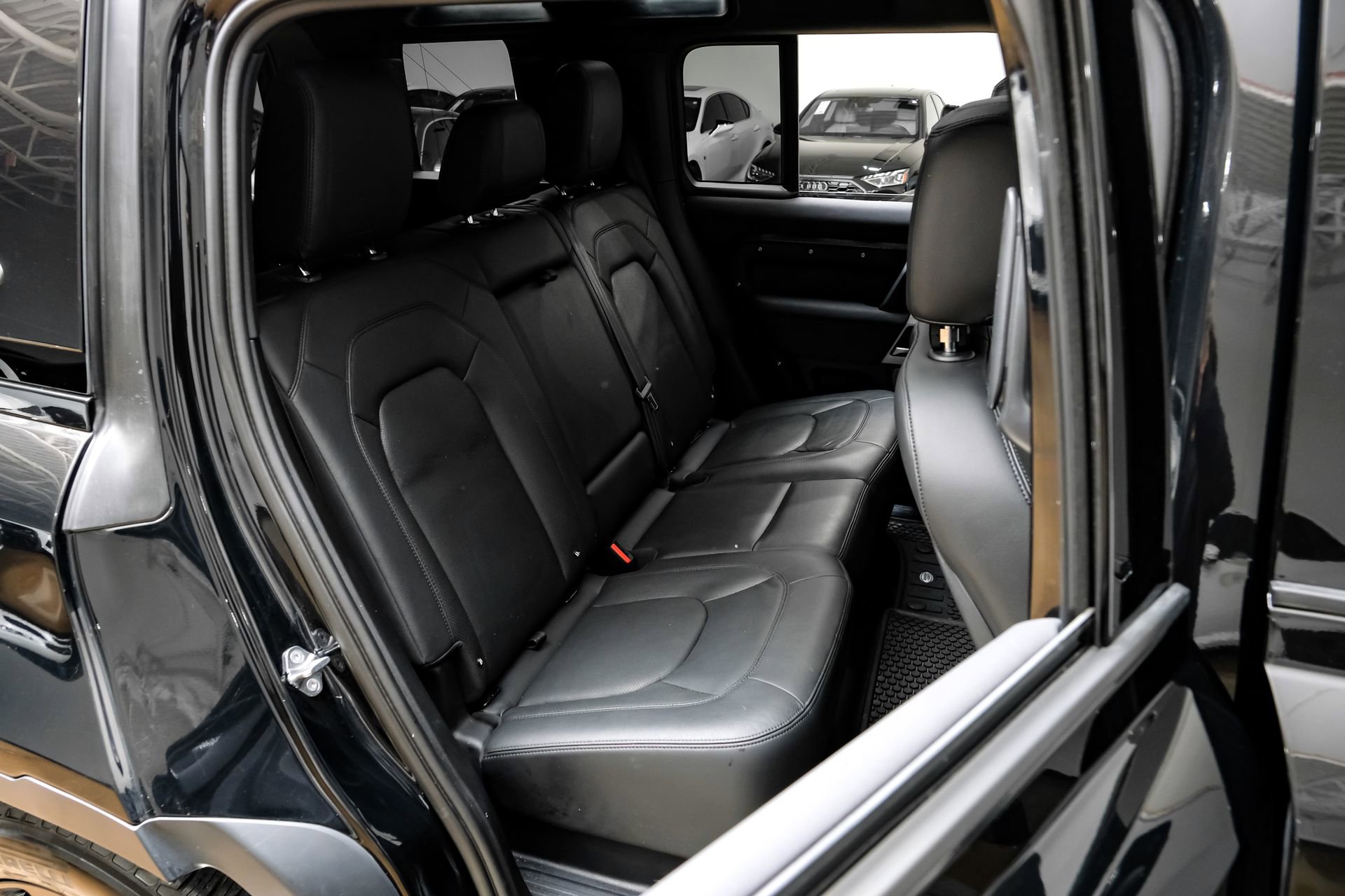 Used 2023 Land Rover Defender 110 SE image 38