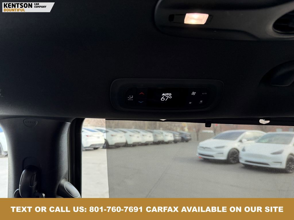 Used 2025 Chrysler Pacifica Select image 33