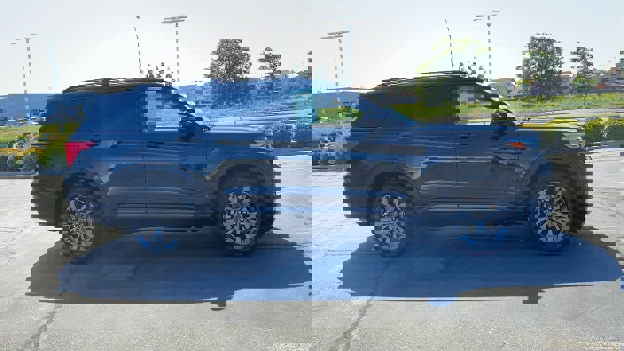 Used 2022 Ford Explorer XLT w/ Equipment Group 202A image 9