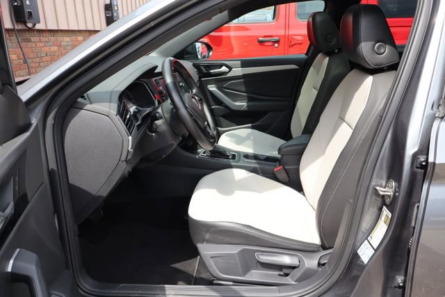 Used 2020 Volkswagen Jetta R-Line w/ R-Line Cold Weather Package image 9