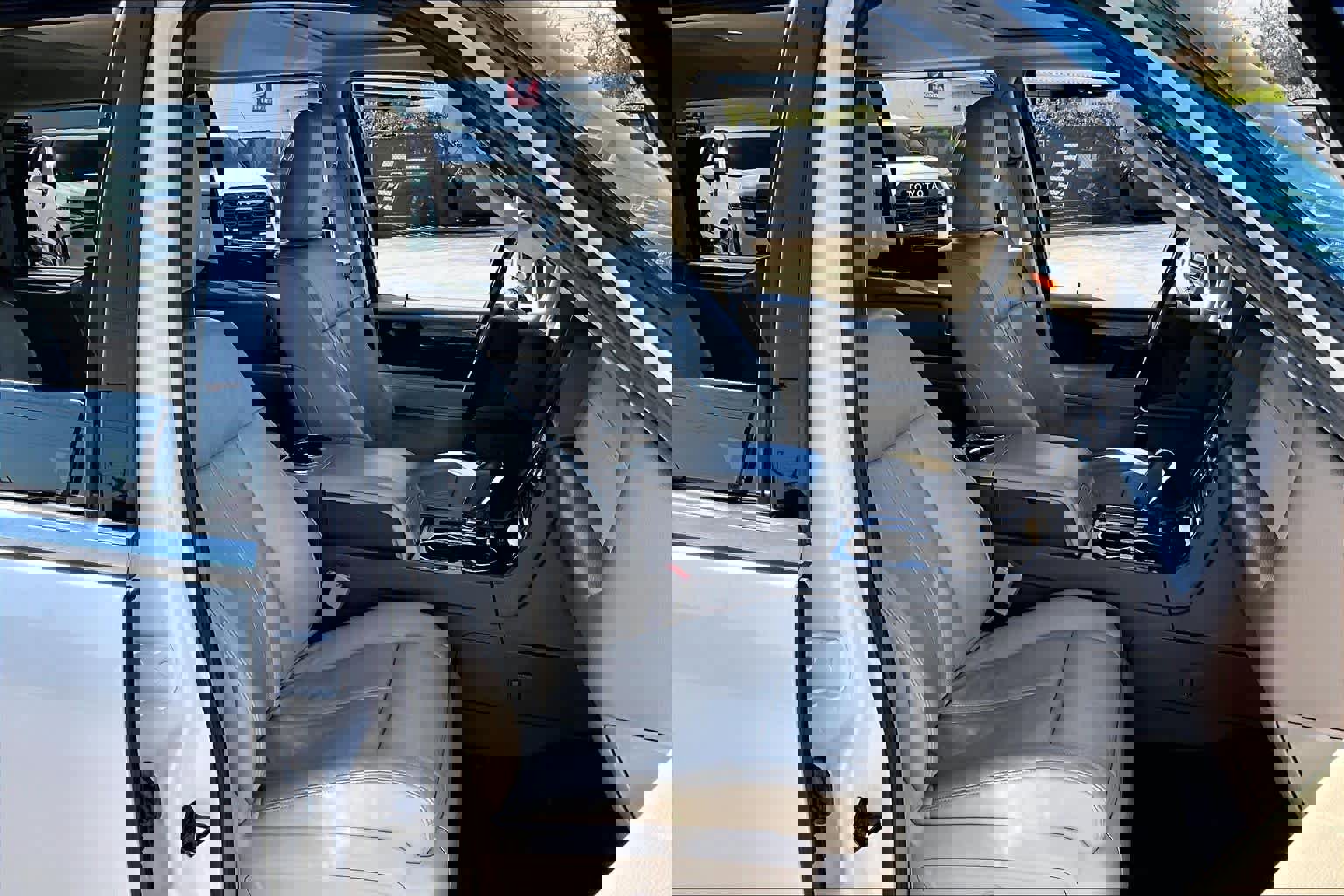 Used 2017 Lincoln Navigator Select image 9