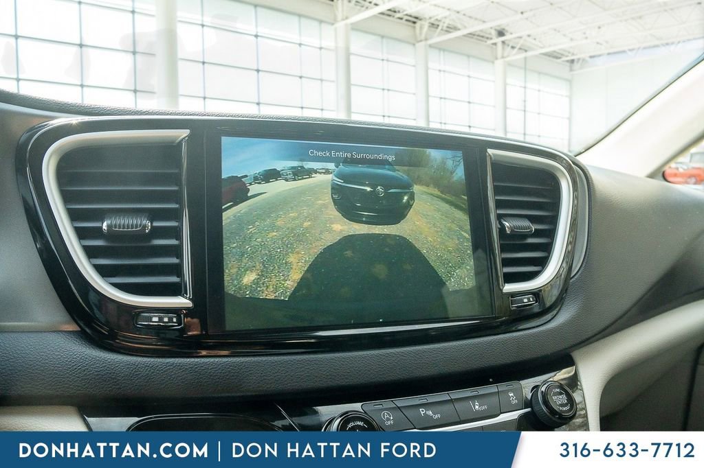 Used 2023 Chrysler Pacifica Touring-L image 8