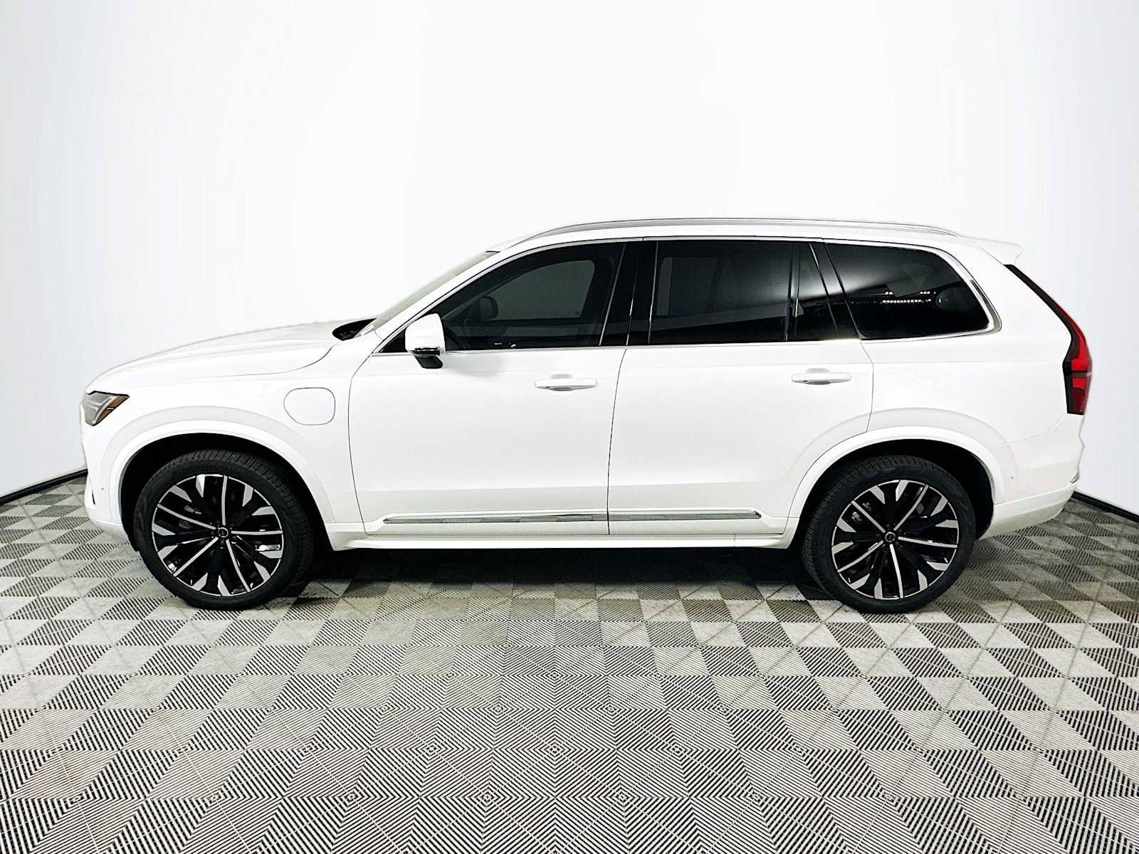 Used 2025 Volvo XC90 T8 Ultra w/ Protection Package Premier image 4