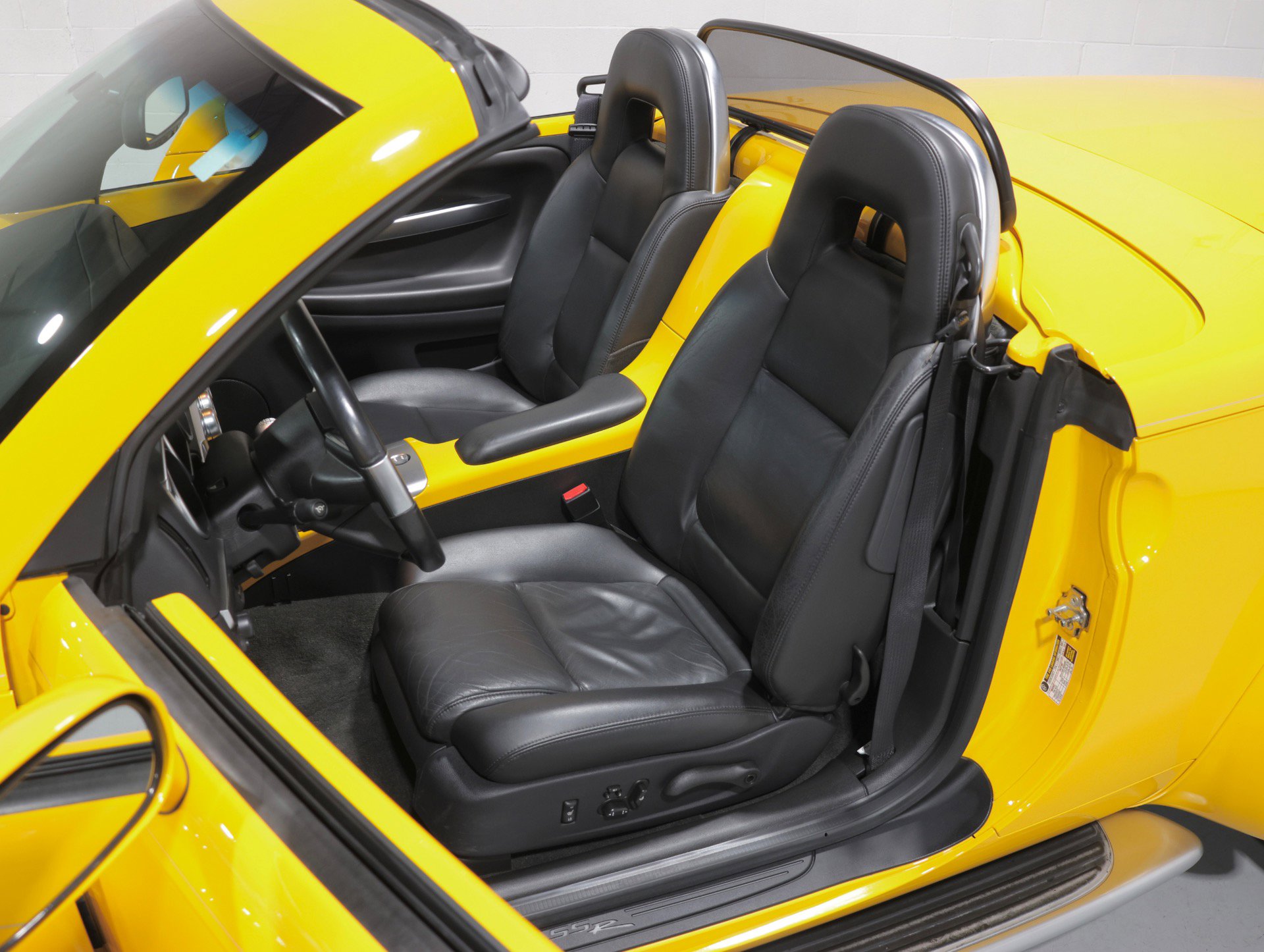 Used 2005 Chevrolet SSR 6 Speed Manual - Only 12K Mile w/ Preferred Equipment Group image 17