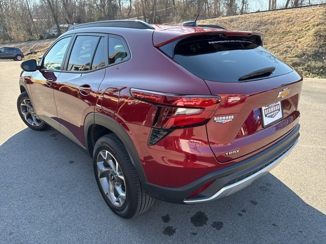 Used 2024 Chevrolet Trax LT w/ LT Convenience Package image 6