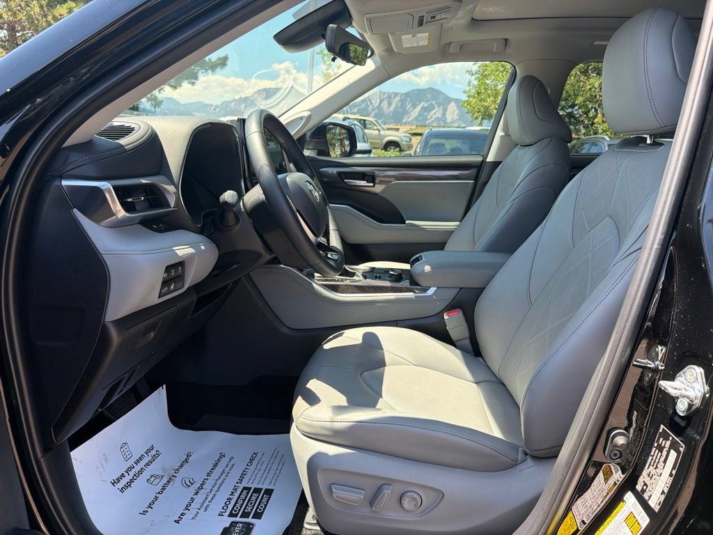 Used 2025 Toyota Highlander Platinum AWD/4WD image 26