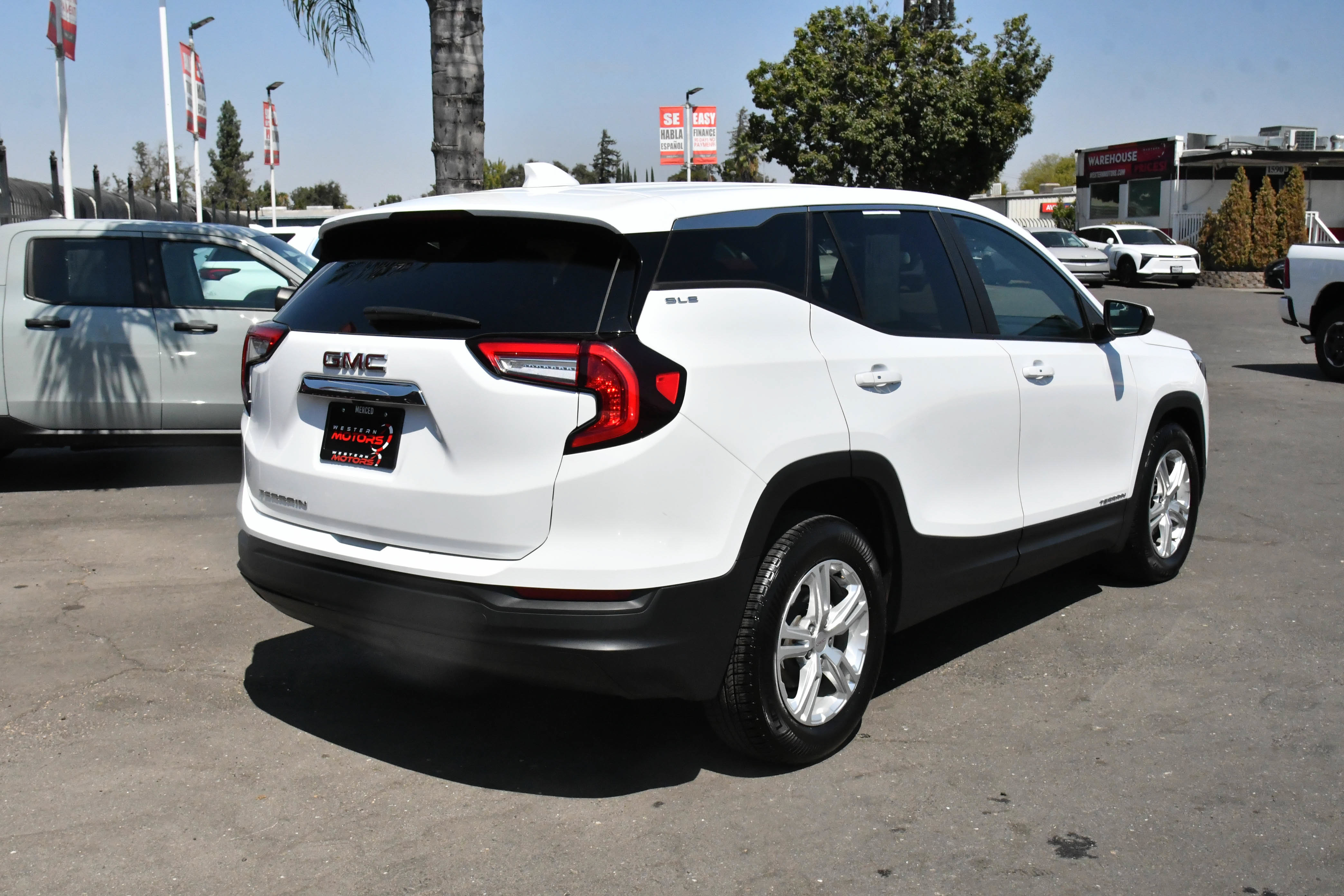 Used 2024 GMC Terrain SLE FWD image 8