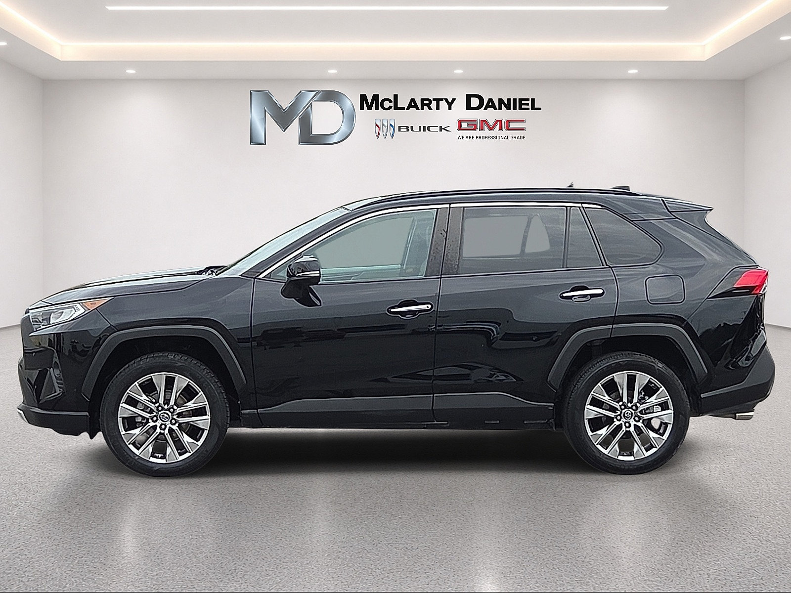 Used 2019 Toyota RAV4 Limited FWD image 2