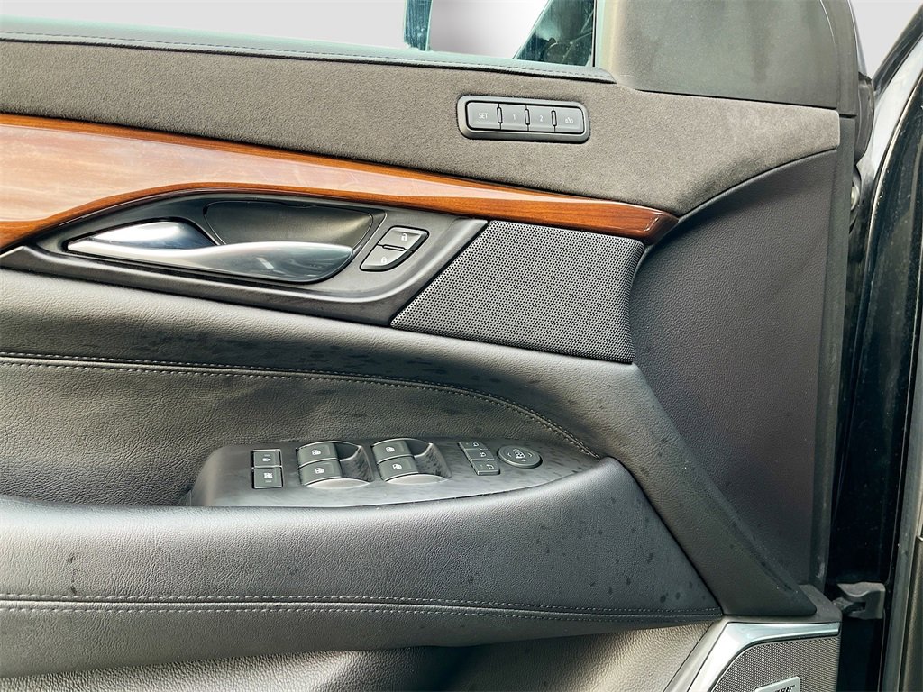Used 2020 Cadillac Escalade Premium Luxury w/ Escalade Sport Edition image 17