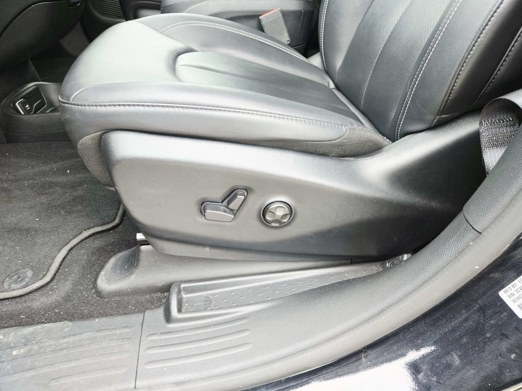 Used 2025 Chrysler Pacifica Select FWD image 38