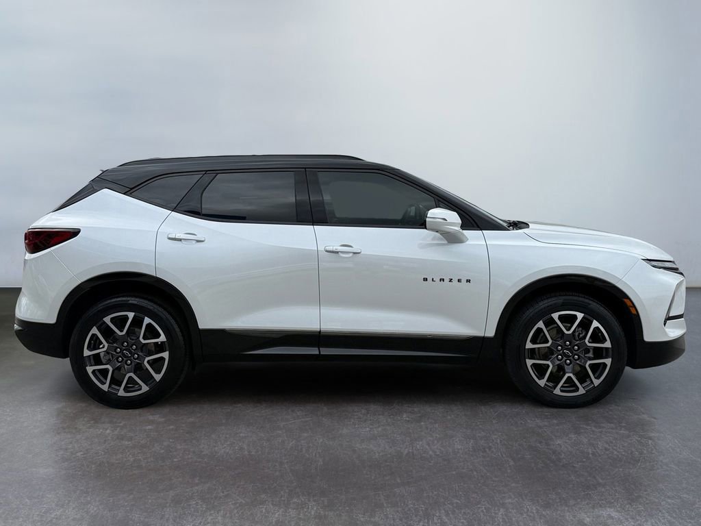 Used 2023 Chevrolet Blazer RS w/ Driver Confidence II Package FWD image 2