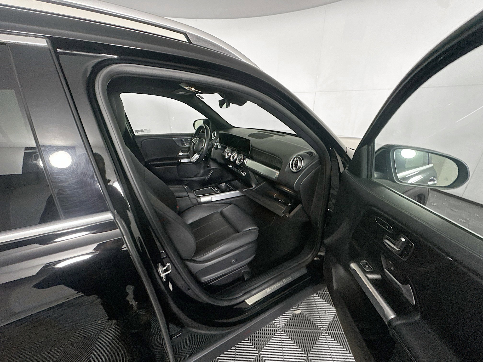 Used 2025 Mercedes-Benz GLB 250 4MATIC image 31